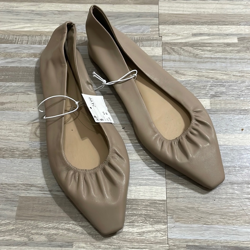 NWT H&M size 9.5 trendy sand square toe flats